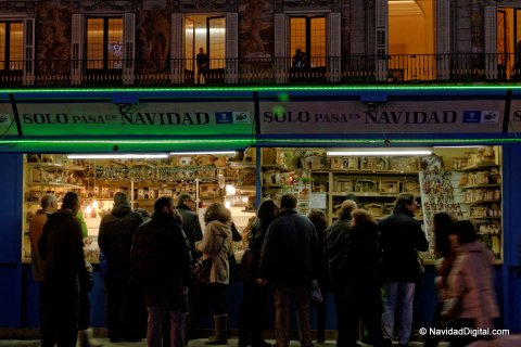 Gente en los puestos de belenes de Plaza Mayor