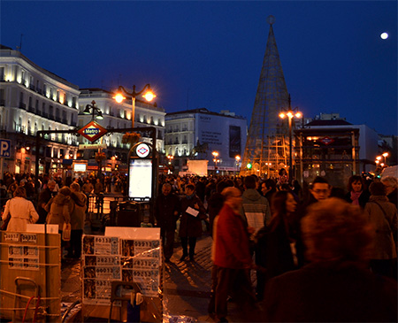 Puerta del Sol de Madrid en los días previos al encendido de las luces